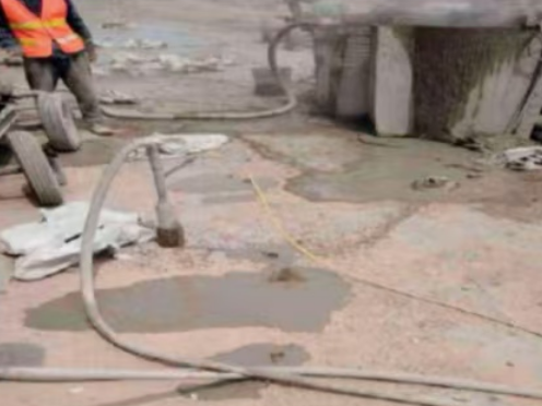 龙门水泥混凝土路面板底注浆技术 路面脱空注浆整治方案