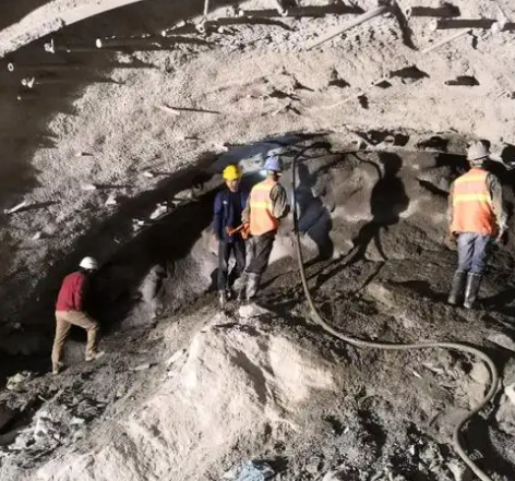 龙门拱顶带模注浆料的施工流程及注意事项